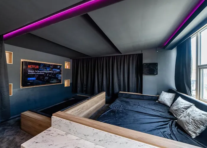 Hollywood Suite Sasco Apartments